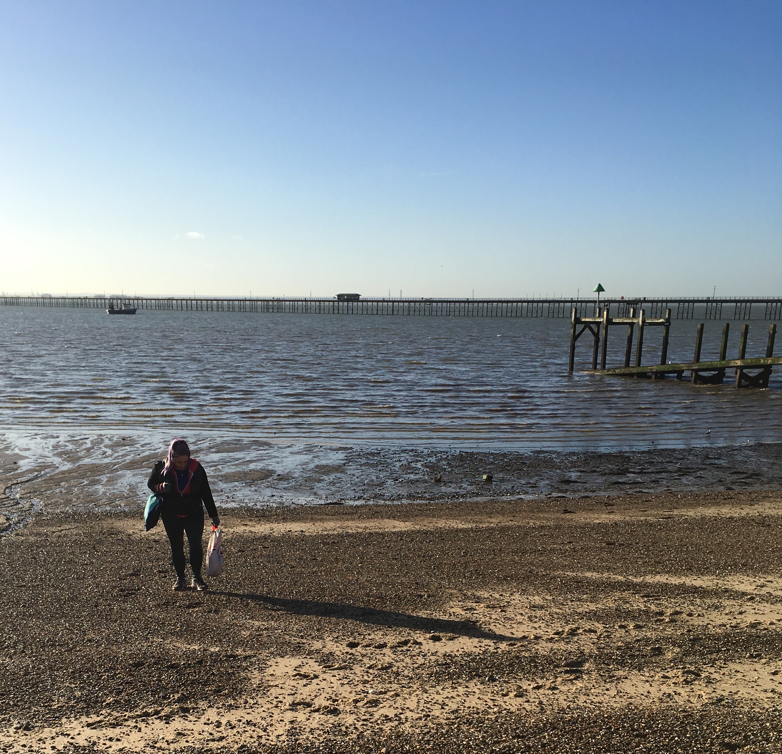 2 minute beach clean in Essex